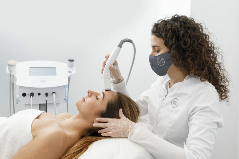 ¿QUÉ ES LA RADIOFRECUENCIA FACIAL Y EN QUÉ CONSISTE?